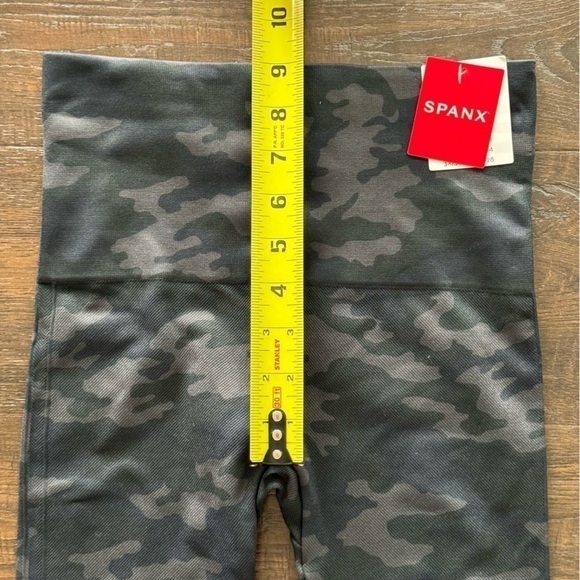 Spanx Look At Me Now Seamless Black Camo Leggings Size Small Women - Picture 9 of 10